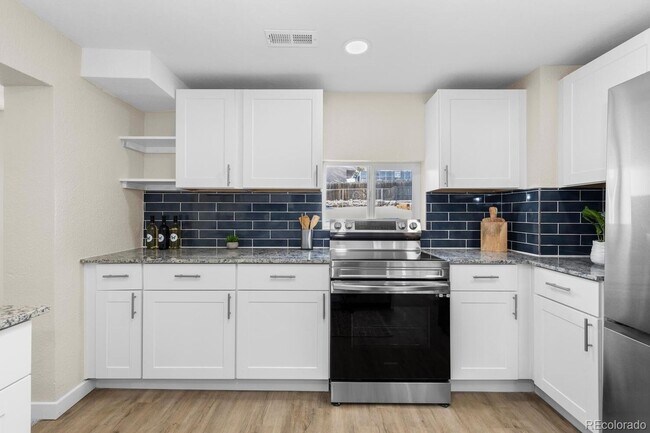 Building Photo - For Rent – Renovated 3 Bedroom Bungalow in Englewood