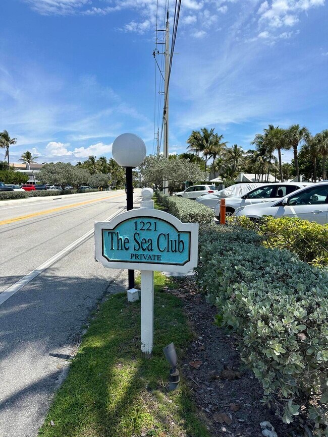 Building Photo - 1221 Hillsboro Mile