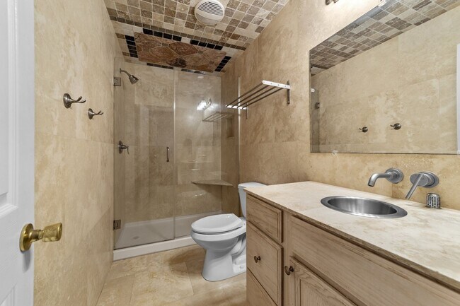 Building Photo - Spacious 3 Bedroom, 2 Bath with huge livin...