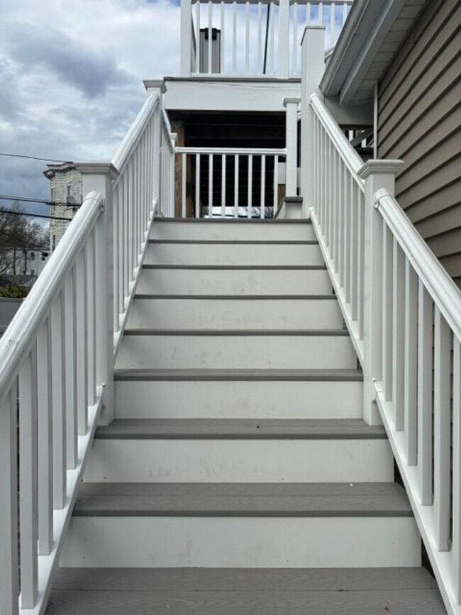 Building Photo - 121 Ledge St