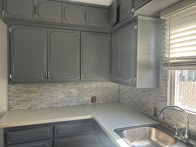 Building Photo - 739 E 91st St