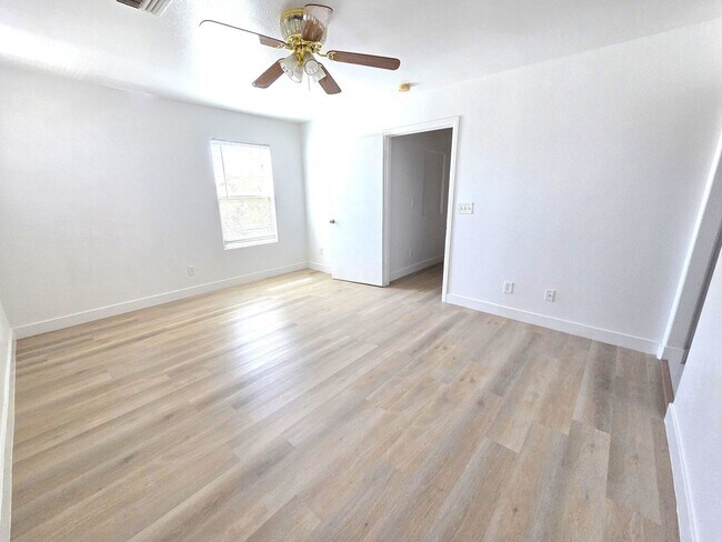 Building Photo - 5034 W Aesop Ave