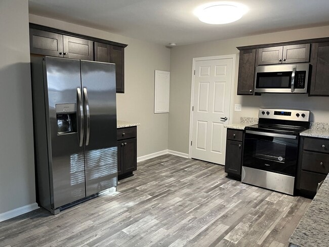 Building Photo - 3 Bedroom, 2 bath newly remodeled house