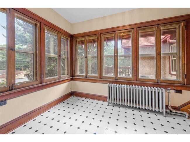 Building Photo - 220 W 40th St
