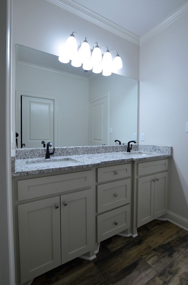Building Photo - 3/2/2 in Whitehouse ISD!!