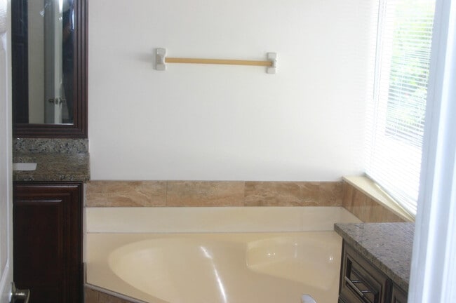 Building Photo - 7588 Parkside Ln