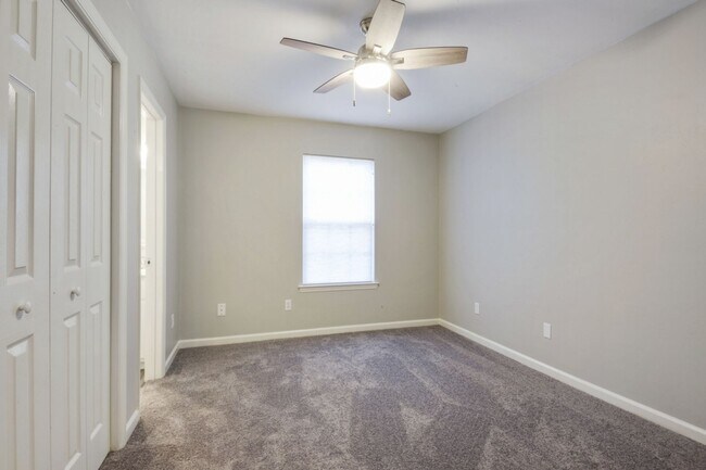 Building Photo - 3BR/3BA townhome with new painting and sta...