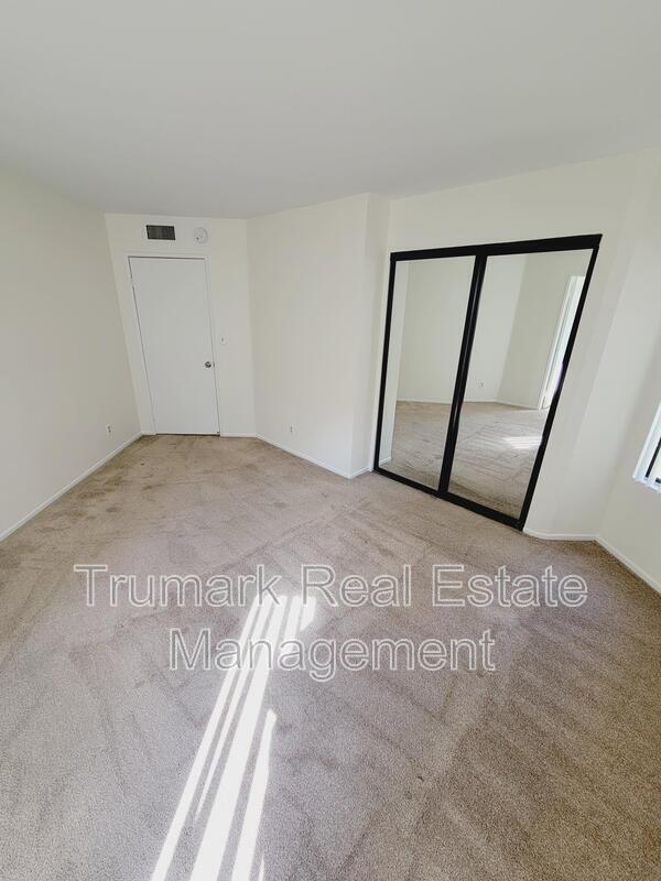 Building Photo - 416 W Milford St