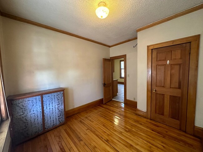 Building Photo - Main Floor Duplex in St. Paul, 3 bedrooms,...