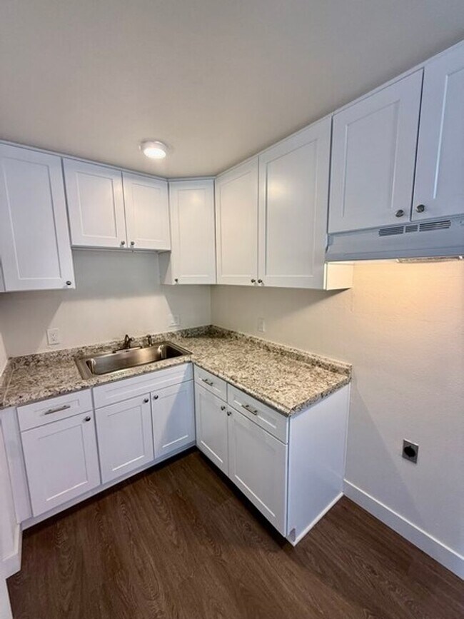 Building Photo - 3 bedroom apartment with a 1 car garage