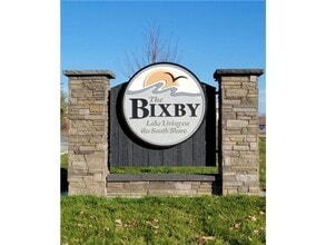 Building Photo - LAKE VIEW- 3 Bedroom Condo