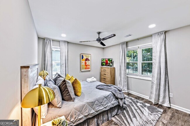 Building Photo - 527 Charing Cross Dr