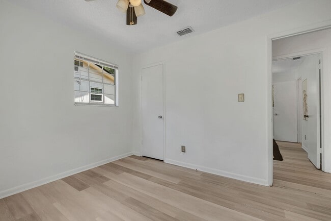 Building Photo - 3421 Sunnyside Dr