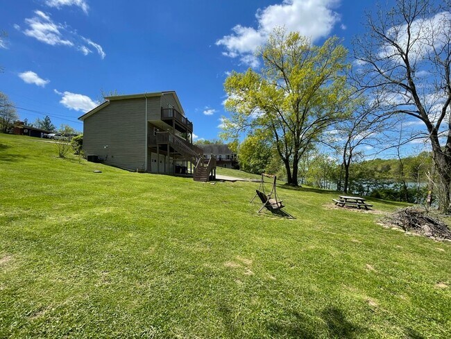 Building Photo - Beautiful Shelbyville Lake House