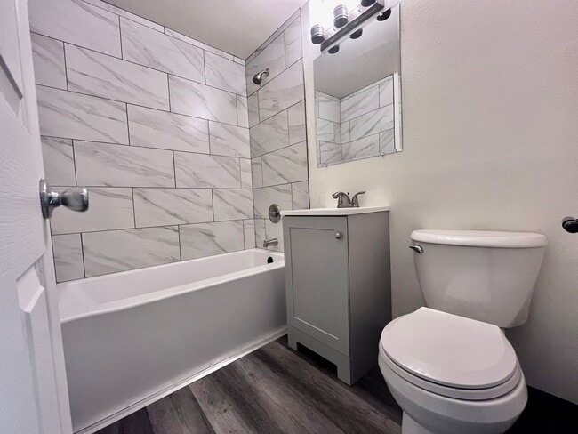 Building Photo - BRIGHT AND CLEAN GRESHAM TRIPLEX!! UPGRADE...
