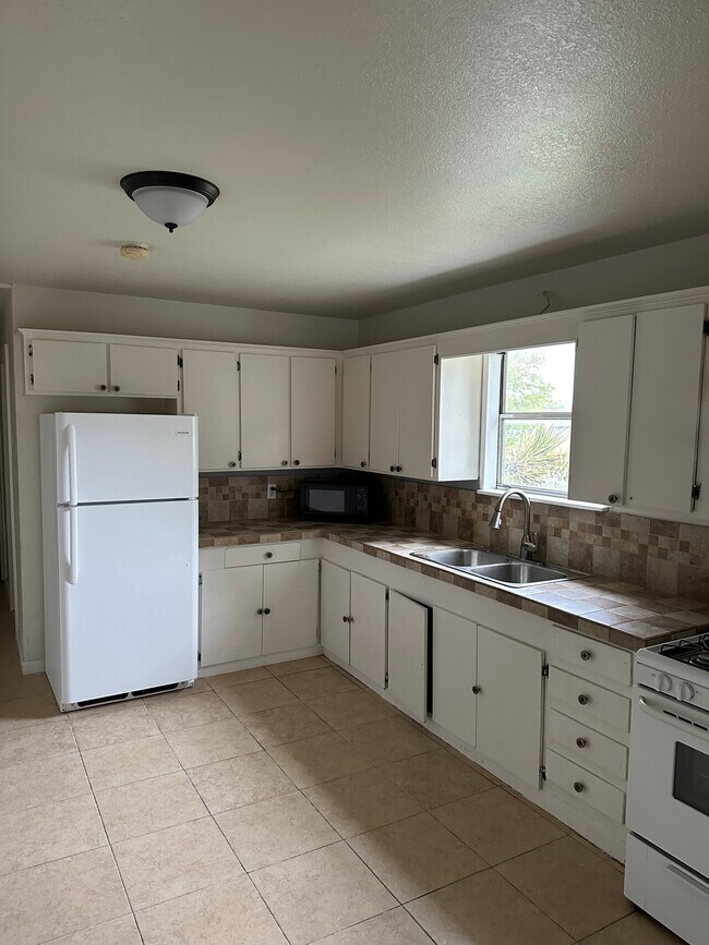 Building Photo - 811 E. 16th Street