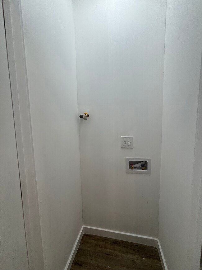 Building Photo - 812 Clinton Ave