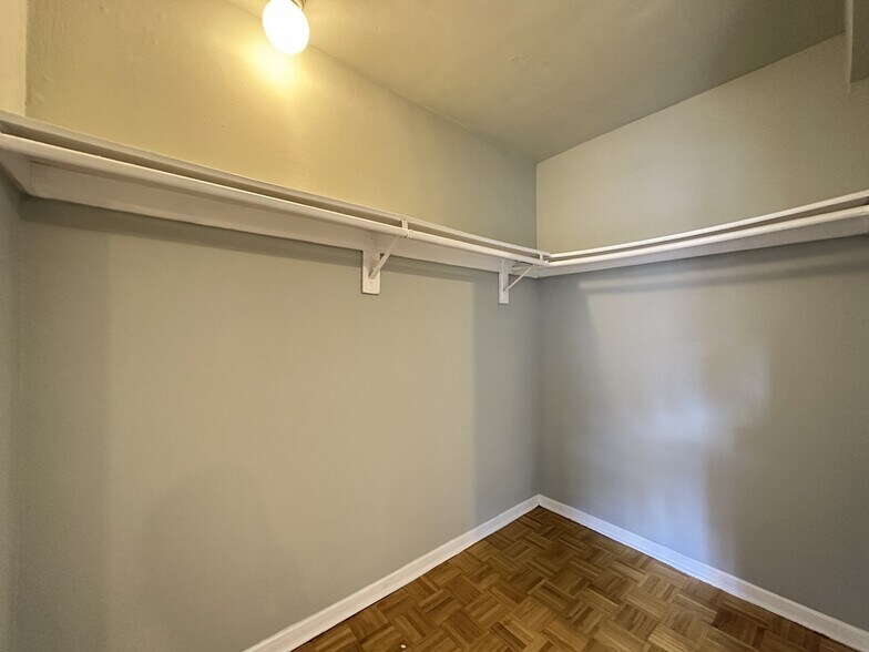 Building Photo - 739 W Belmont Ave