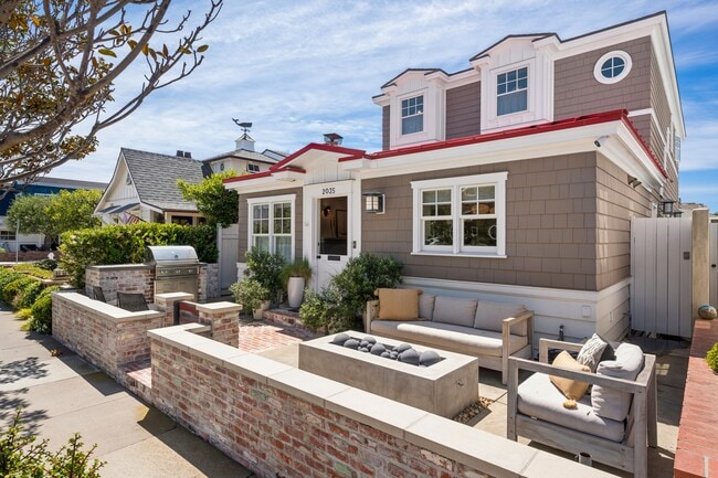 Building Photo - 2035 Miramar Dr