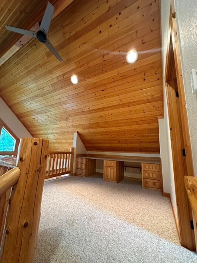 Building Photo - Chalet in the Running Y