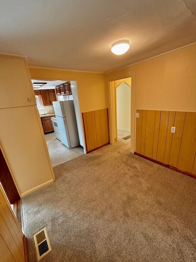 Building Photo - Spacious 2 Bedroom one bath duplex!!