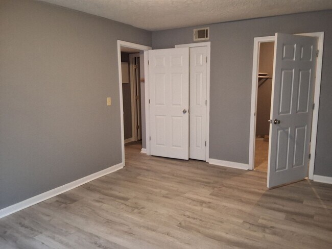 Building Photo - Comfy 2 Bedroom, 1 Bath Apartment located in Radcliff