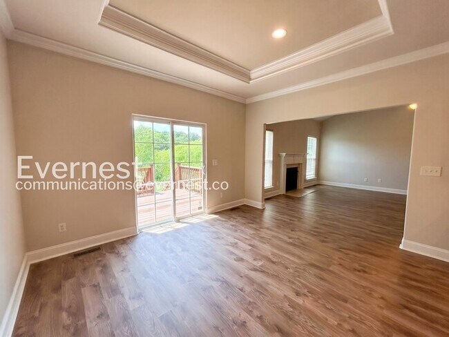 Building Photo - 3-Bed/2-Bath Home with Fireplace and 2-Car Garage/Available Now!