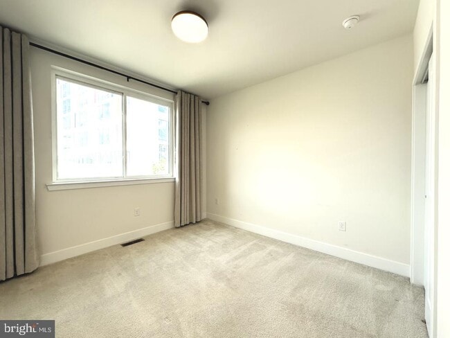 Building Photo - 1009 Lakeview Ct