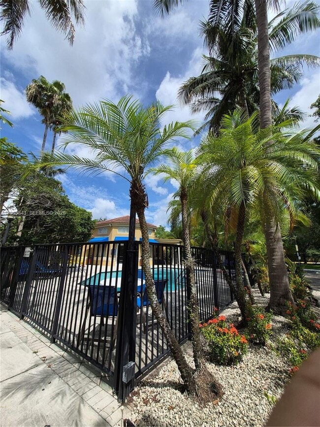 Building Photo - 771 N Pine Island Rd