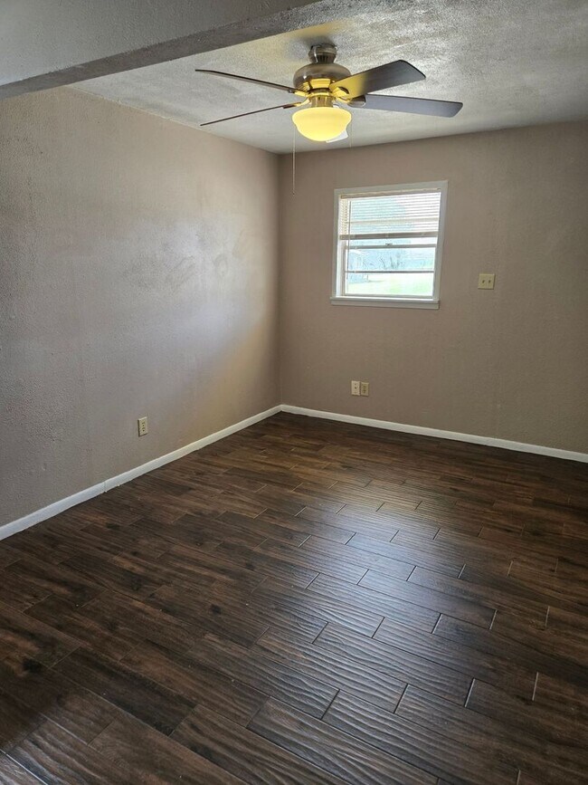 Building Photo - 612 Sunset Ln