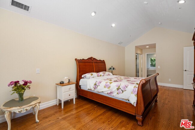 Building Photo - 682 Palisades Dr