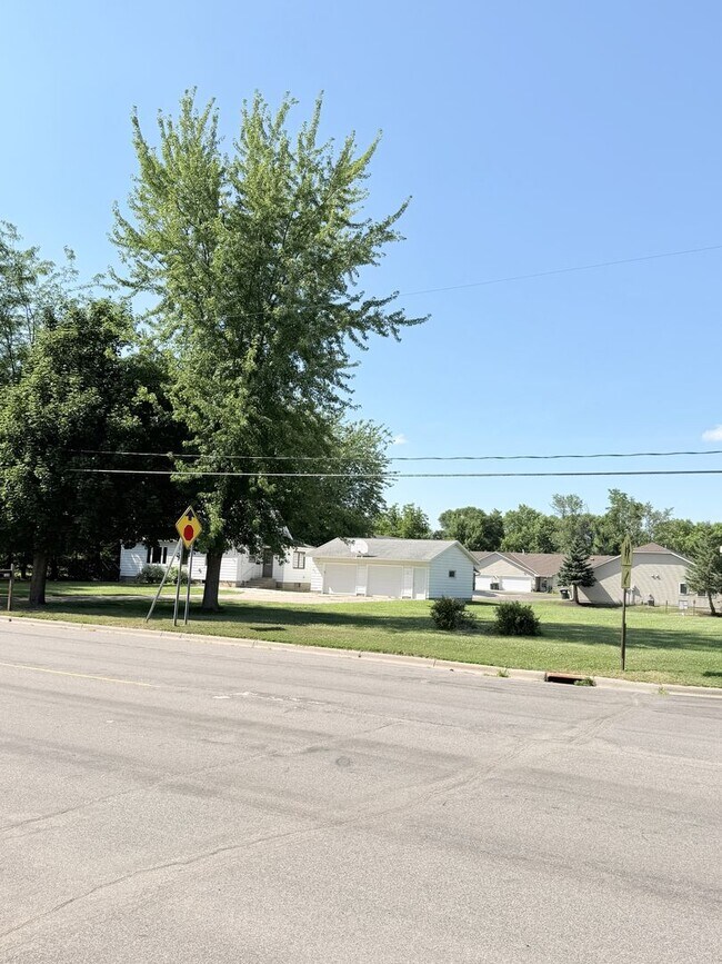 Building Photo - Available Now 3 Bedroom 1 Bath Single Family Home in Winsted