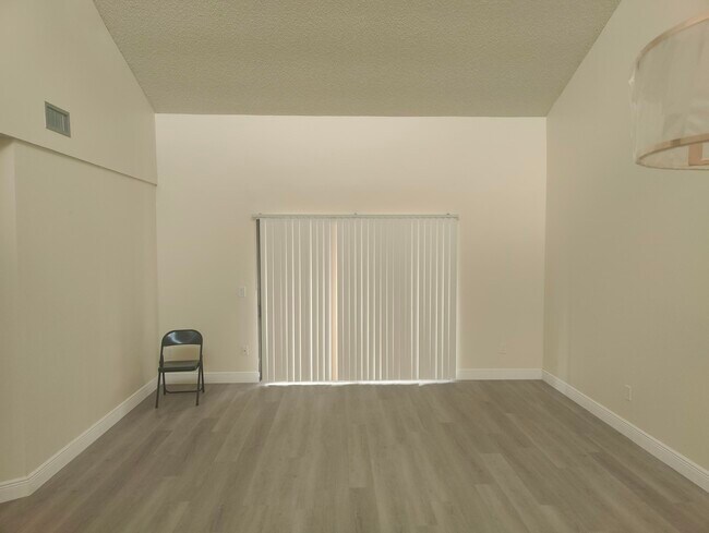 Building Photo - 302 Lakeview Dr E