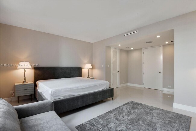 Building Photo - 5055 Collins Ave