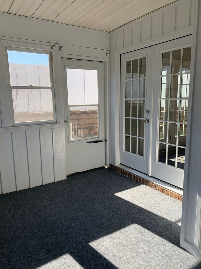 Building Photo - Cozy Living on a quiet cul de sac.