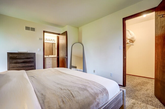 Building Photo - 3914 S Tara Hill Dr