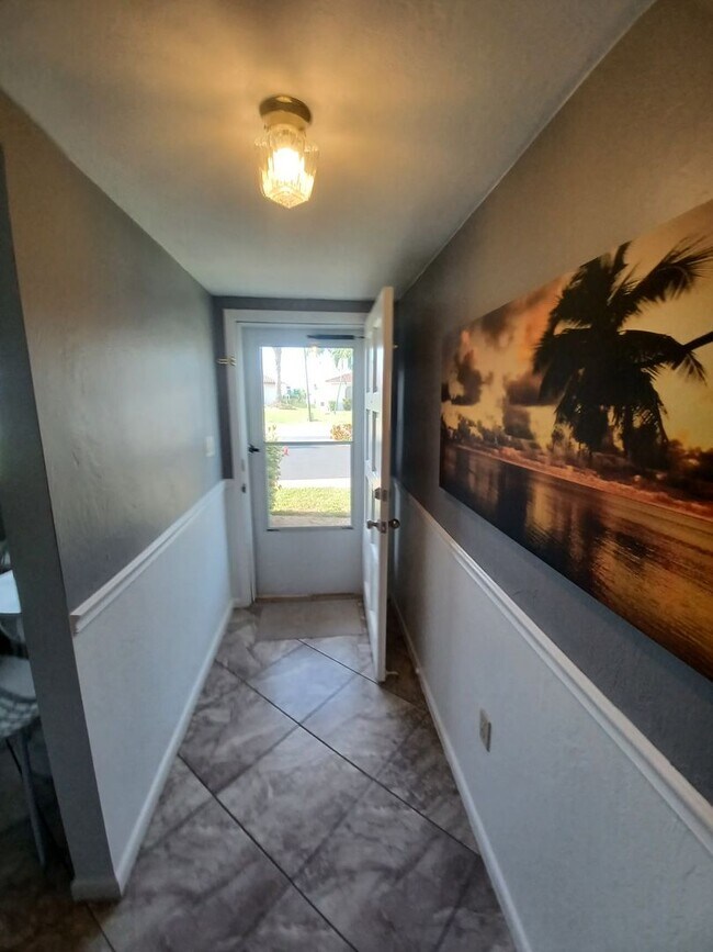 Building Photo - Ocean view FULLY FURNISHED 2+ / 2 with Boa...