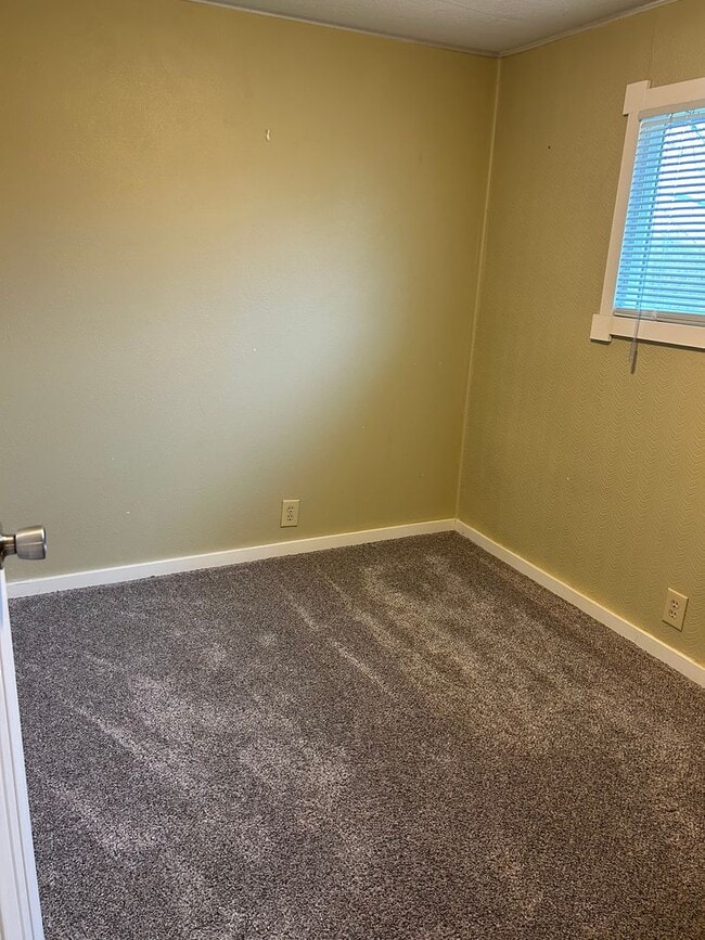 Building Photo - Updated 3 bedroom manufactured home