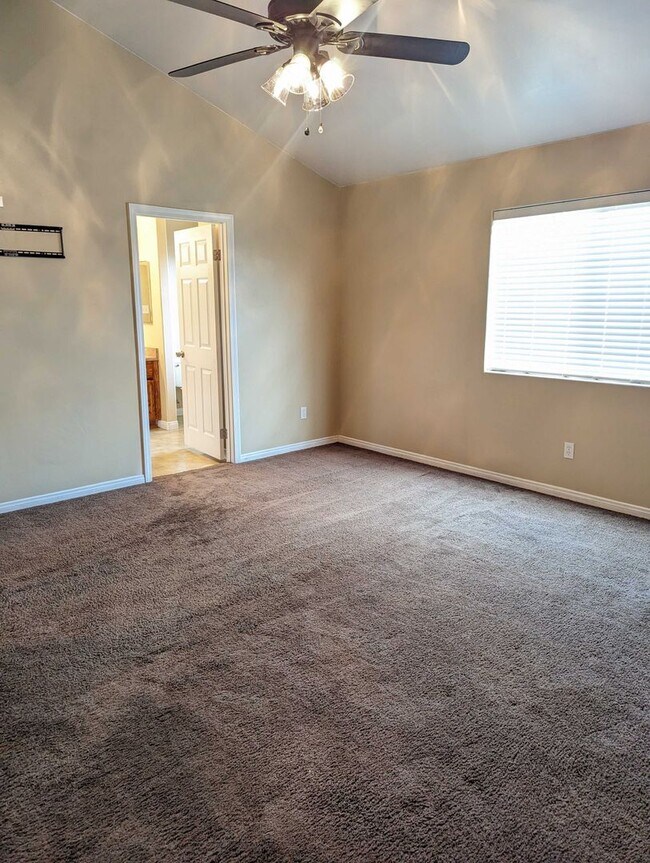 Building Photo - Comfortable Home in East Bakersfield