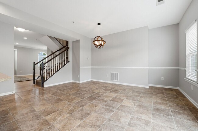 Building Photo - 2305 Pointe View Dr
