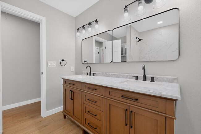 Building Photo - Beautifully Renovated Home In Carrollton Ready For Move-in