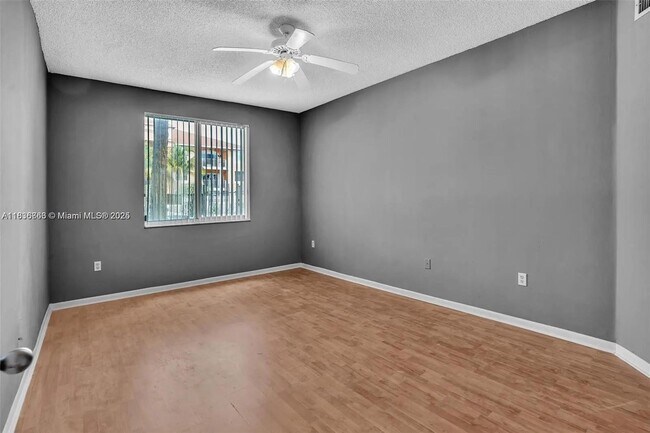 Building Photo - 6928 SW 39th St