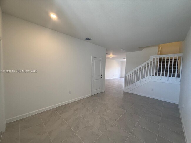 Building Photo - 2746 SE 24th Terrace