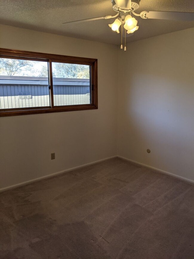 Building Photo - Stunning Golden Townhouse On Top of The World!