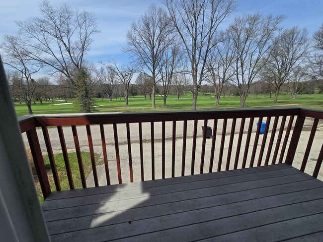 Building Photo - Beautifully Updated 3 Bedroom 2.5 Bathroom Townhouse - Golf Course View!