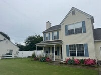 Building Photo - Spacious Three Bedroom Home