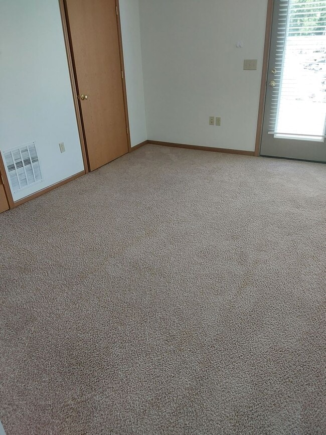 Building Photo - 2 BR Glenn View