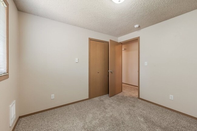 Building Photo - 2 bed 1 bath apartment (4plex building)