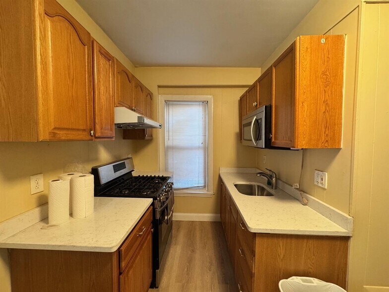 Building Photo - 115 Elm St