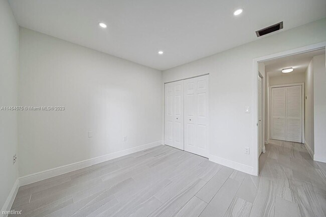 Building Photo - 3 br, 2.5 bath House - 4704 SW 67th Ave